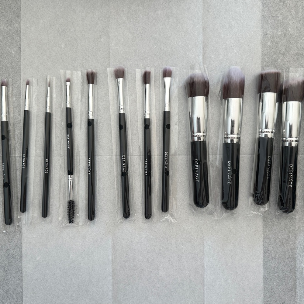 BRAND NEW MAKE UP BRUSH SET (12 PIECE)